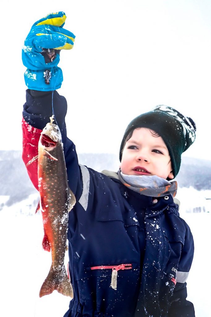 Hugo Persson fiskar röding i Jormvattnet. Foto Anders Lundin