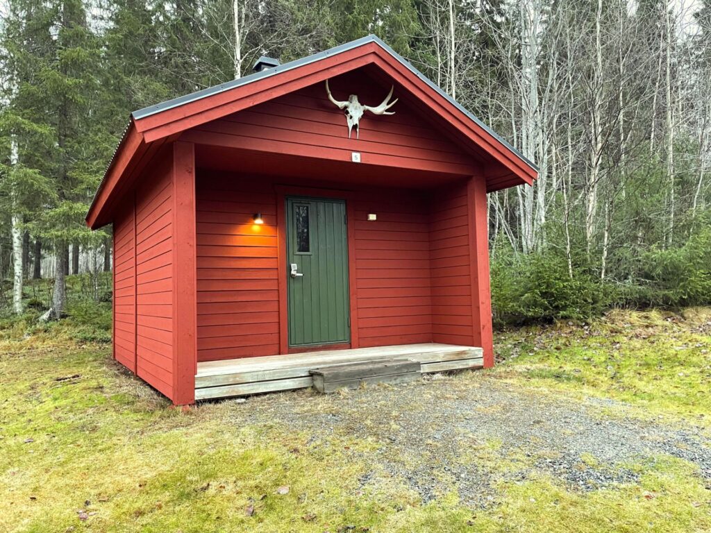 Valsjöbyns Fiskecamp, en av småstugorna