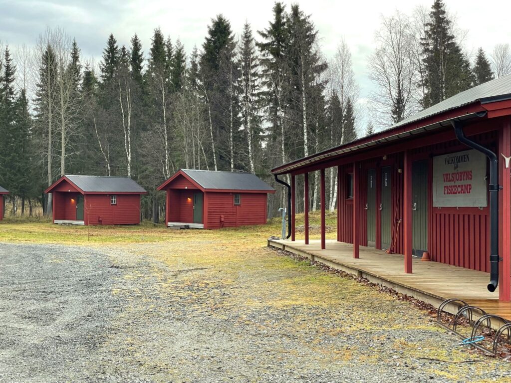 Valsjöbyns Fiskecamp, servicehuset med småstugorna